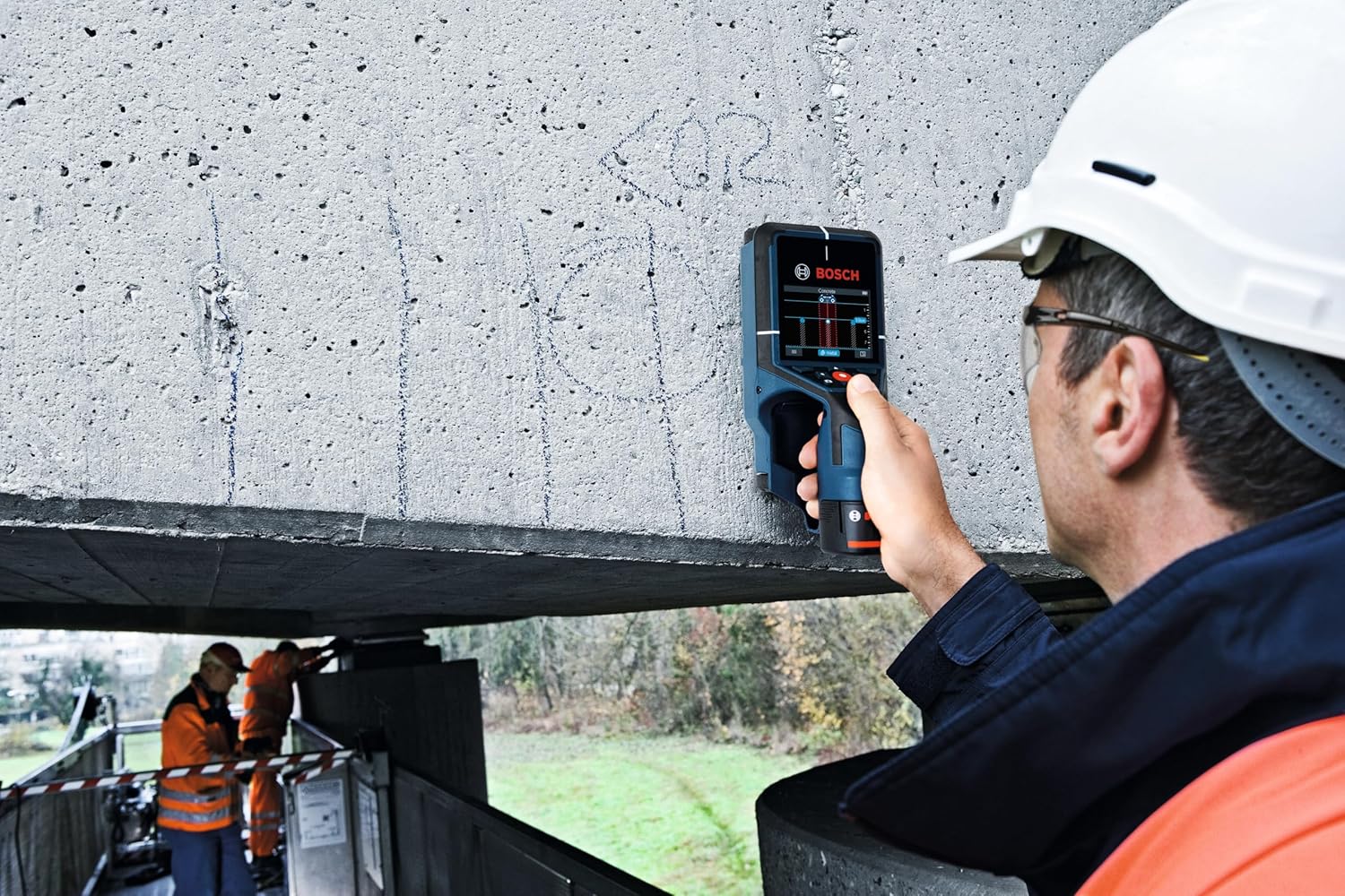 BOSCH D-TECT200C 12V Max Wall and Floor Scanner, Includes 2.0 Ah 12V Max Lithium-Ion Battery & Charger, USB Cable, & Soft Pouch
